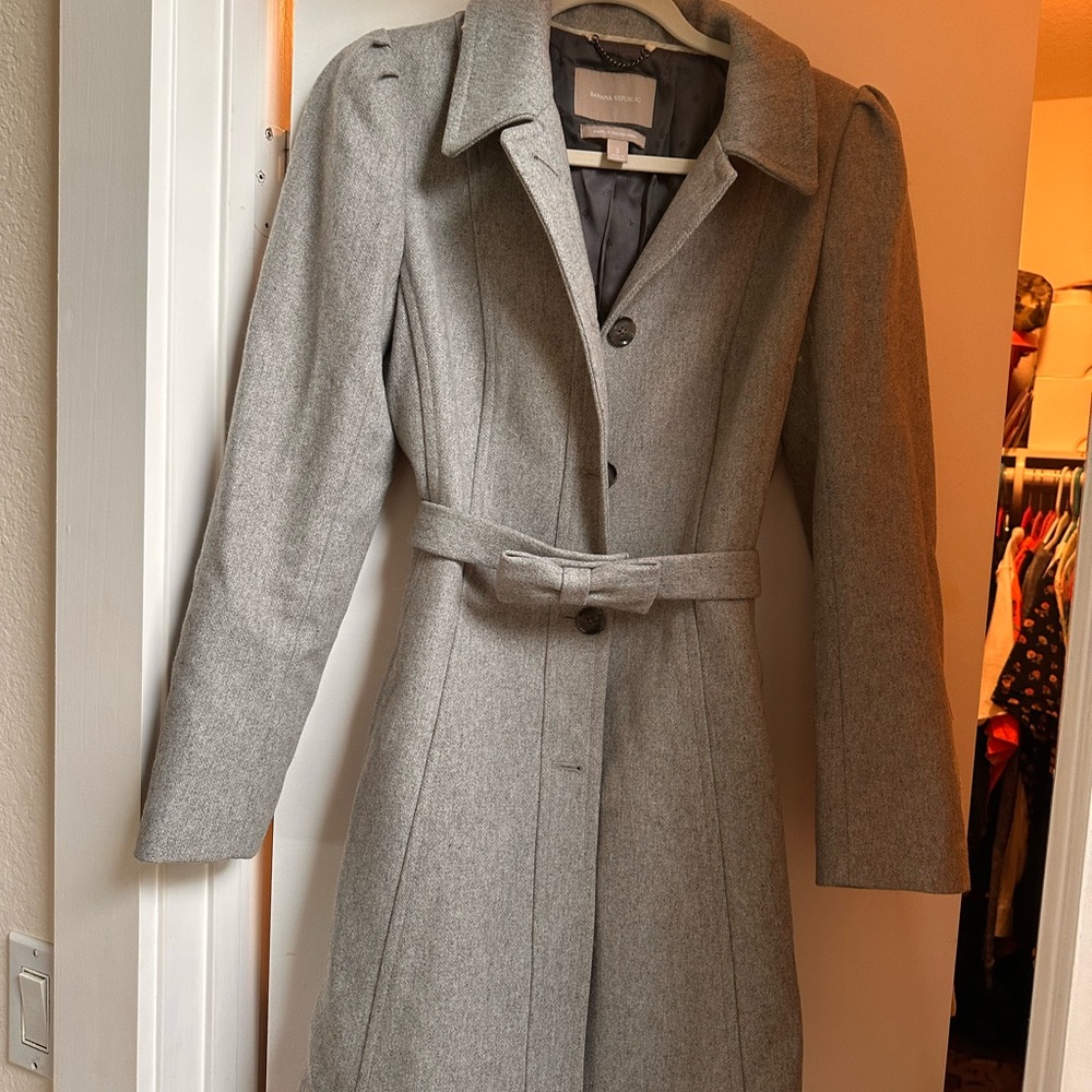 Banana republic single button gray coat with snap closure bow belt. Size S.